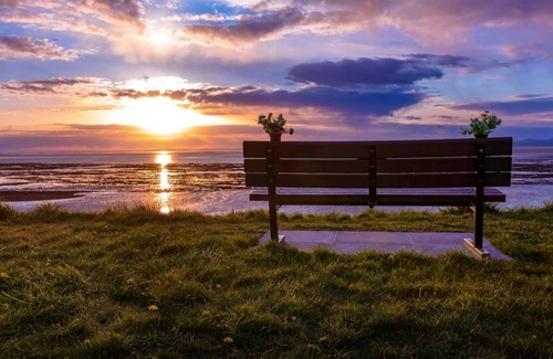 Bare Apartment | Bay Breeze - Beautiful Relaxing Coastal Apartment
