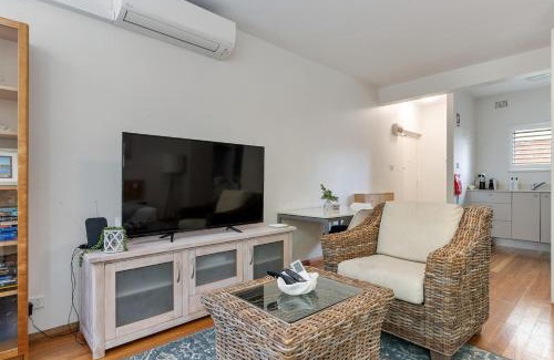 Neutral Bay Apartment | Bay Court I - Spacious Studio Next To Hayes Beach