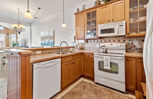 Manteo Condo | Bay Dream: Waterfront Penthouse | Pool Access