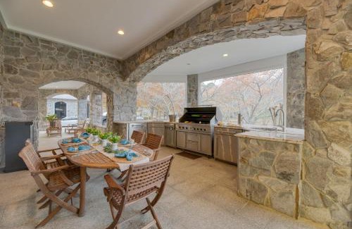 Dameron House | Bay Estate by AvantStay Waterfront Private Pond