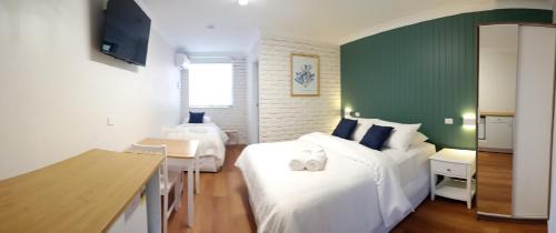 Bateau Bay Hotel | Bay House Motel