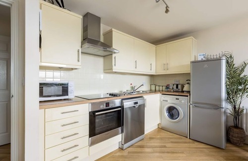 Hamworthy Apartment | Bay Retreat - Moments from Hamworthy Park