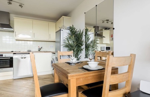 Hamworthy Apartment | Bay Retreat - Moments from Hamworthy Park