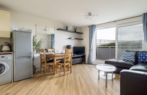 Hamworthy Apartment | Bay Retreat - Moments from Hamworthy Park