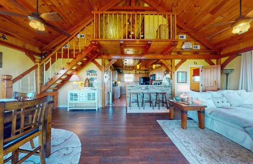 Gilchrist House | Bay Side Birdhouse: 2 BR, 2 BA in Gilchrist, Sleeps 4