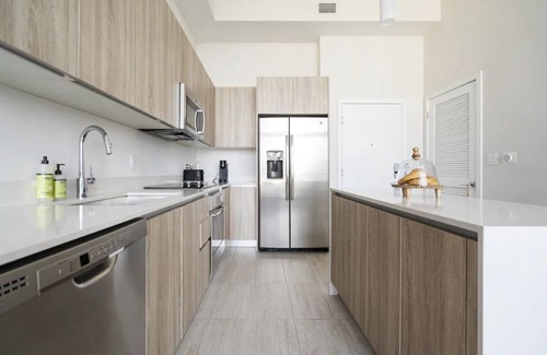 Northeast Miami Condo | Bay view design district condo with pool, gym, parking