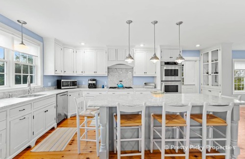 Barnstable House | Bay View Retreat, a classic coastal getaway, walk to beach & village: 028-Ba