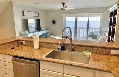 Innerarity Townhomes House | Bay Watch: Charming Waterfront Home with 2 Kayaks!