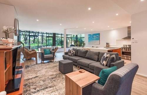 Broadwater House | Baydream Believer Lush Beachfront Resort Escape