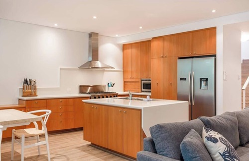 Broadwater House | Baydream Believer Lush Beachfront Resort Escape