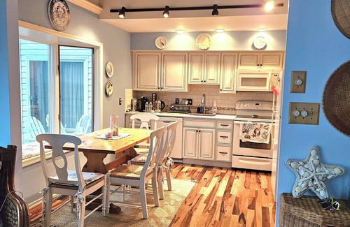 Pebble Beach House | Bayfront 3 Bedrooms House with Huge Deck/Private Beach/Beach House Sleeps 6 Ppl