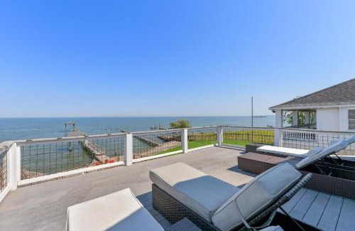 Clear Lake Shores Villa | Bayfront Luxury House with Pool
