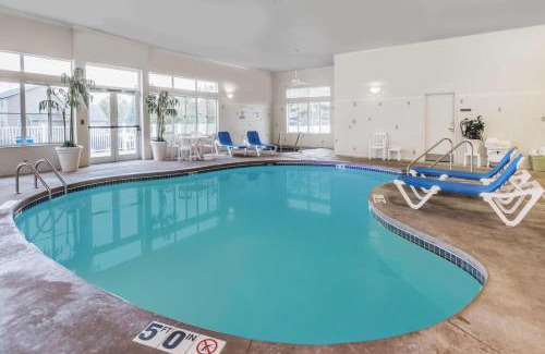 Waterford Hotel | Baymont by Wyndham Waterford/Burlington WI
