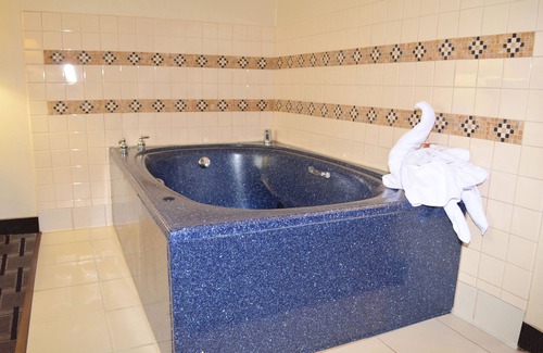 Waterford Hotel | Baymont by Wyndham Waterford/Burlington WI