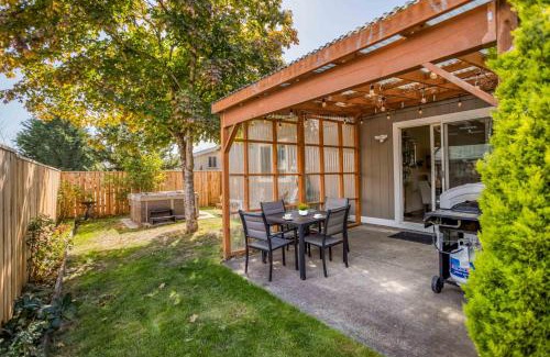 Nehalem House | Bayside Bungalow - Meredith Lodging