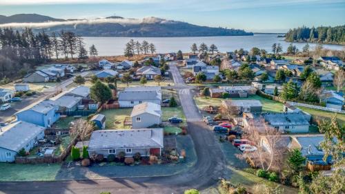Nehalem House | Bayside Bungalow - Meredith Lodging