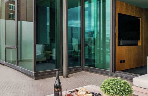 St Kilda Apartment | Bayside Retreat I St Kilda Foreshore I Gym & Pool
