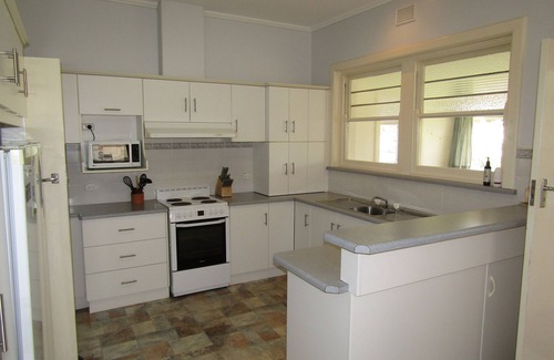 Dalrymple House | Bayview At Stansbury - Esplanade position! - Off Peak Special!