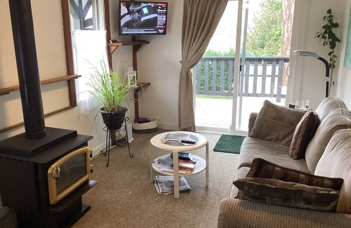 Heriot Bay House | Bayview mobile, brightly renovated , ocean view, close to amenities .