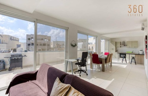 Gzira Apartment | BBQ area, 2BR penthouse with large spaces & WIFI