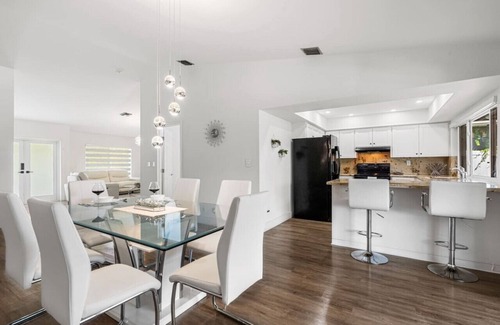 Margate House | BBQs & Breezes: Waterfront Pool House Escape