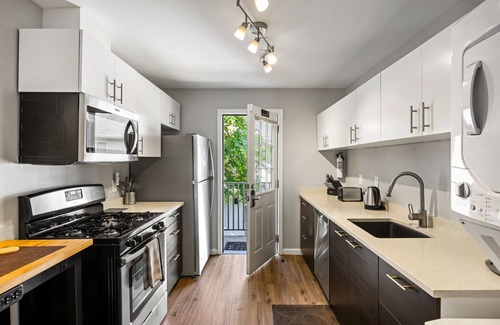 Brookwood Apartment | (BC2bB) Enjoy a Full Kitchen in an Affordable Condo near Peachtree Street