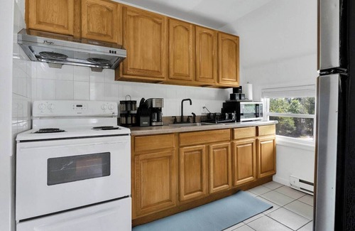 Westside Norwich House | Be Comfy 2BR|4Min To Mohegan Sun|Plush Beds