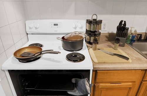 Westside Norwich House | Be Comfy 2BR|4Min To Mohegan Sun|Plush Beds