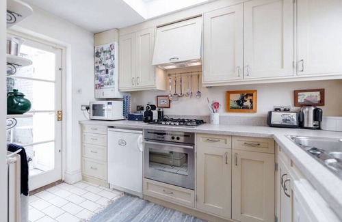 Queenstown Apartment | Be in the heart of London at this gorgeous garden flat by Battersea park!
