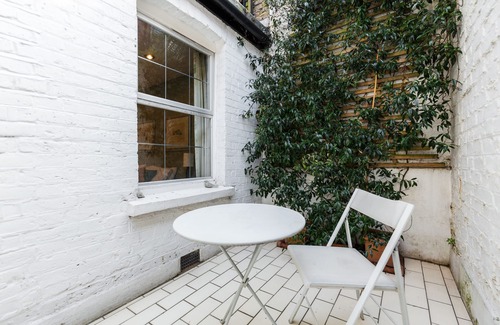 Queenstown Apartment | Be in the heart of London at this gorgeous garden flat by Battersea park!