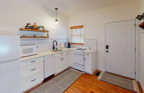 Osage Beach House | Beach Access to Ozark, Visit the Cottage on Valley Road!