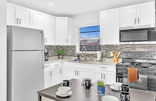 Royal Poinciana House | Beach and Hard Rock Hollywood Vacation House HA02
