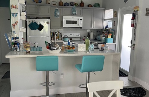 Hollywood South Central Beach Cottage | Beach Art Deco Cottage