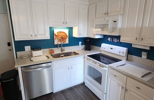 Ocean Isle Beach Condo | Beach at Your Feet! 2 bdrm, 1.5 bath Oceanfront Condo complex W/beachside Pool