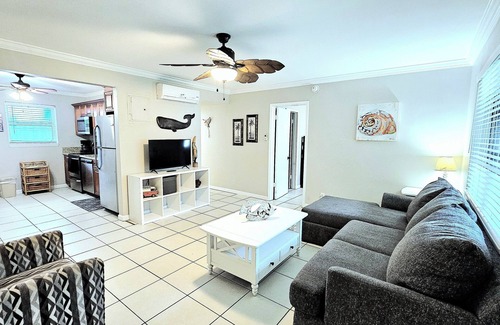 Pompano Beach Apartment | Beach Block Bungalow with private putting green. Everything need.