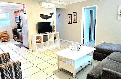 Pompano Beach Apartment | Beach Block Bungalow with private putting green. Everything need.