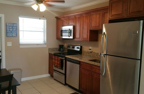 Pompano Beach Apartment | Beach Block Bungalow with private putting green. Everything need.