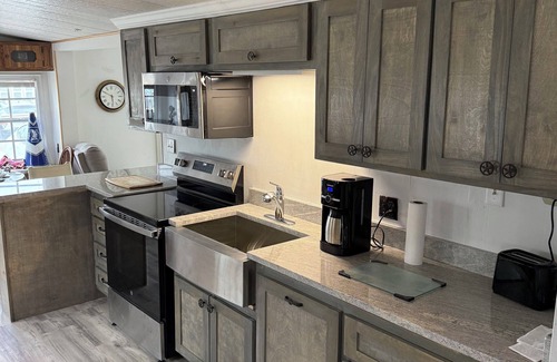Port Isabel Cottage | beach camp.Charming 2-bedroom cottage with WiFi, AC in fabulous Port Isabel