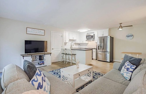 Eastside Santa Cruz Condo | Beach Condo Retreat Walk to Award-Winning Beaches!