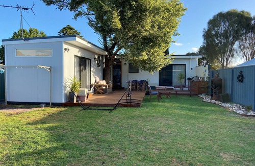 St Leonards House | Beach Escape, 7 min walk quiet beach Big Yard, Pets ,decks back front 3 Bath