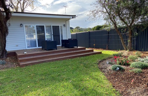 St Leonards House | Beach Escape, 7 min walk quiet beach Big Yard, Pets ,decks back front 3 Bath