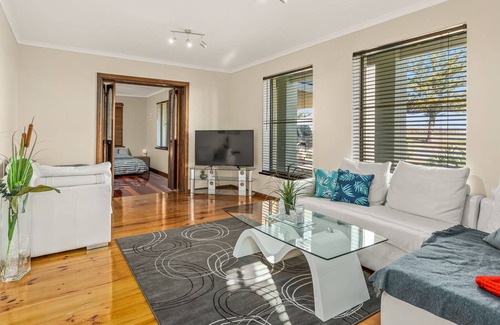 Port Noarlunga South House | Beach front home with scenic views
