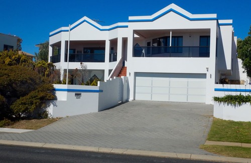 Mullaloo Apartment | Beach Front Apartment and garden for 2 on stunning Mullaloo Beach