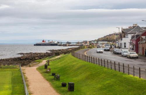 Brodick Apartment | Beach Front Flat, Brodick
