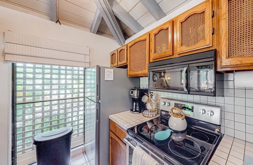 Maunaloa Condo | Beach/garden-view condo with wraparound lanai, pool, tennis courts, & hot tub