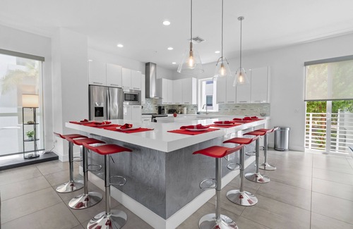 Pompano Beach House | Beach Getaway | 4BR w/Balconies | Steps from Sand