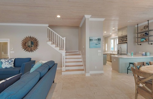 Villa Segunda House | 🌴 Beach Getaway 🌴 Steps to Beach w/Pool + Sleeps 22 + Gulf Views