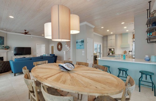 Villa Segunda House | 🌴 Beach Getaway 🌴 Steps to Beach w/Pool + Sleeps 22 + Gulf Views
