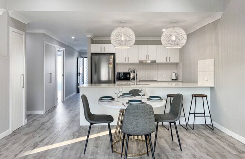 Urangan Apartment | Beach & Harbour Access - Ideal for Whale Watching