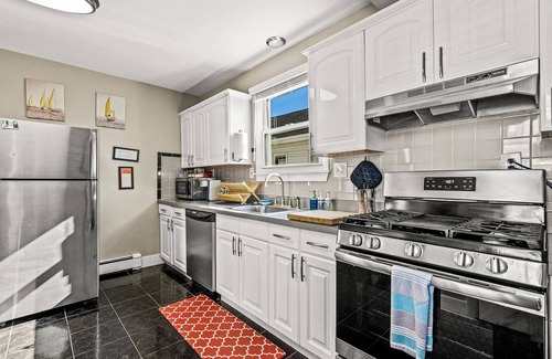 Quincy Apartment | Beach Home next to Boston & T, King Bed, Park Free